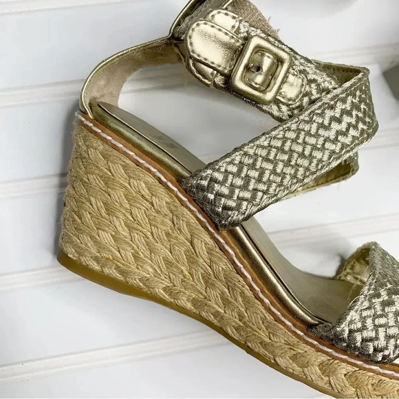 Stuart Weitzman Alex Crochet Wedge Sandal in Gold - Picture 3 of 10